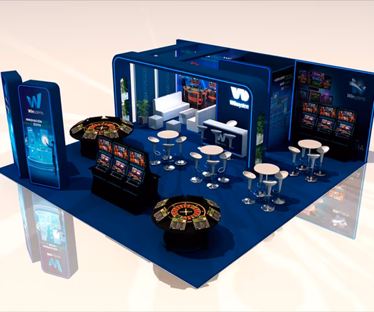 Un moderno stand de exposición con máquinas tragaperras, mesas redondas con taburetes, pantallas de visualización y señalización con la marca en azul y blanco.