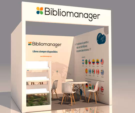 Una caseta de exposición blanca con el rótulo "Bibliomanager", una mesa con sillas, estanterías y banderas del mundo expuestas en la pared del fondo.