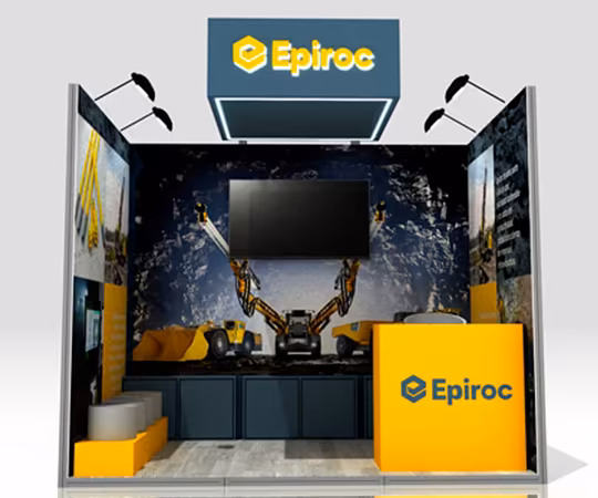 Stand de feria para Epiroc con pantalla central, mostrador con la marca, expositores de productos e imágenes de equipos industriales en las paredes.