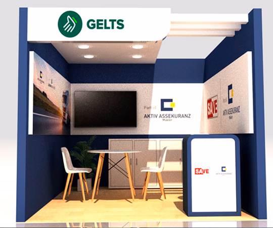 Stand de exposición con la marca GELTS, una mesa con dos sillas, una pantalla de TV y señalización de AKTIV ASSEKURANZ y SAVE en las paredes y el mostrador.