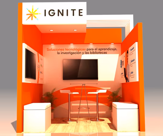 Stand de feria para IGNITE con decoración en naranja y blanco, un televisor montado en la pared, una mesa de bar con dos taburetes y texto en español sobre soluciones tecnológicas para el aprendizaje, la investigación y las bibliotecas.