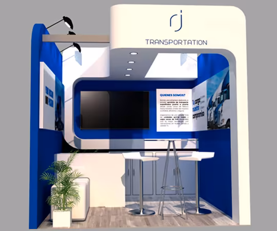 Stand de exposición con la marca "TRANSPORTATION", combinación de colores azul y blanco, pantalla de TV, mesa con dos sillas, carteles informativos y una maceta.