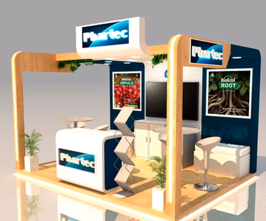 Stand de exposición con la marca Phartec, un mostrador, dos sillas, una mesa, folletos y carteles con productos e imágenes de plantas.