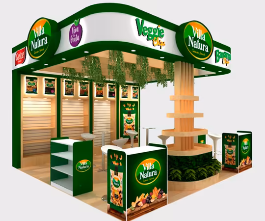 Stand de feria para Villa Natura con marca verde y blanca, expositores de productos, mostradores y plantas colgantes, con logotipos e imágenes de productos alimenticios envasados.