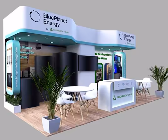 Un stand de feria para BluePlanet Energy e Innovacion Solar, con pantallas de exposición, zonas para sentarse, paneles informativos y plantas en macetas sobre un suelo con textura de madera.