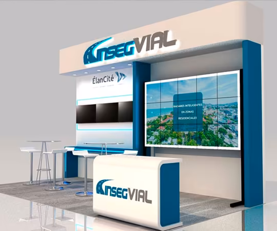 Stand de feria con la marca INSEGVIAL, gran pantalla digital que muestra el paisaje urbano, mesas altas con taburetes y paneles informativos en la pared del fondo.