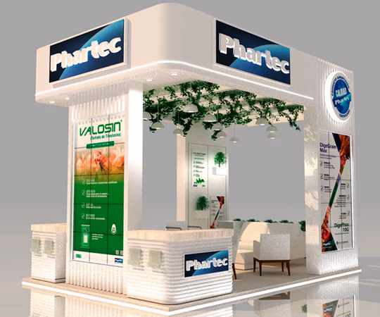 Stand de exposición de Pharlec con paredes blancas, decoración vegetal verde en el techo, carteles con productos y zona de asientos con sillas y una mesa.