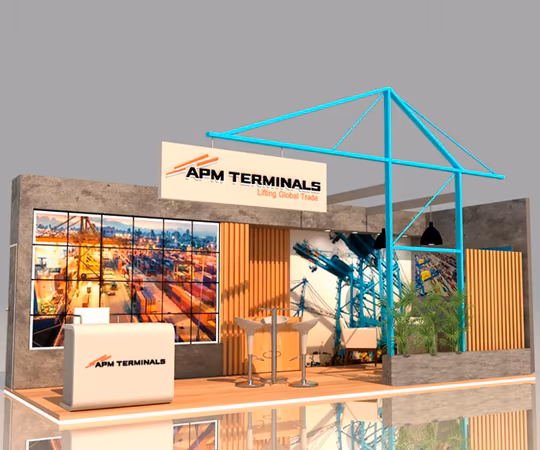 Stand de feria de APM Terminals con señalización de marca, grandes imágenes de puertos industriales, zona de asientos y estructura decorativa de marco azul.