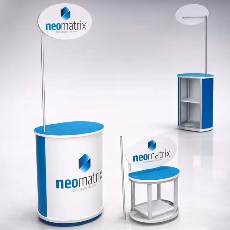 Montaje de exposición con la marca Neomatrix, con un mostrador, una pequeña mesa redonda y una estantería, todo en azul y blanco.